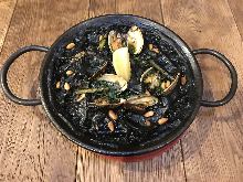 Squid ink paella