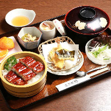 Eel served over rice in a lacquered box