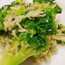Stir-fried broccoli with garlic
