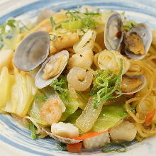 Yakisoba noodles with seafood