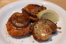 Grilled scallop with butter