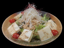 Sesame salad with steamed chicken and tofu
