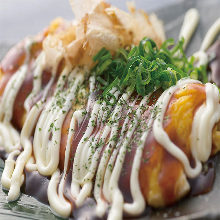 Tonpei-yaki (stir-fried cabbage and meat topped with egg)