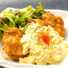 Fried chicken with vinegar and tartar sauce