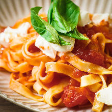 Mozzarella and tomato pasta