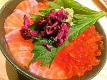 Fatty salmon and salmon roe rice bowl