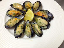 Grilled mussels with garlic