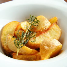 Fried unpeeled potatoes