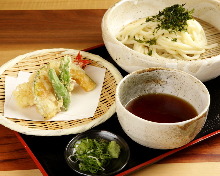 Dried wheat noodles served with shrimp tempura