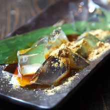 Warabimochi (bracken-starch dumpling covered in sweet, toasted soybean flour)