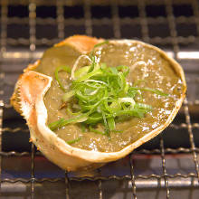 Grilled crab meat and tomalley in shell