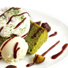 Matcha chiffon cake and vanilla ice cream