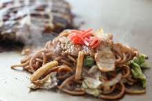 Yakisoba noodles with sauce