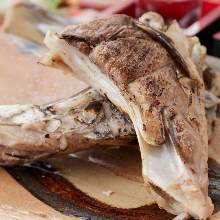 Salted and grilled tuna collar meat