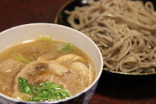 Buckwheat noodles served on a bamboo strainer with duck