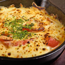 Grilled tomatoes with cheese