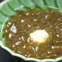 Mozuku seaweed dressed with vinegar