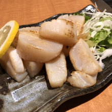 Grilled scallop adductor with butter