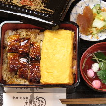 Eel served over rice in a lacquered box