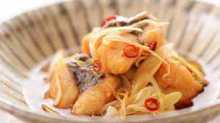 Fried fish and lettuce marinated with nanban sauce