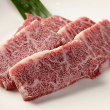 Thickly-cut wagyu beef premium skirt steak