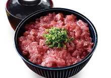 Raw fatty tuna and spring onion rice bowl