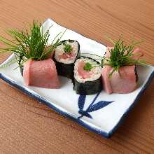 Medium-fatty tuna wrapped in seaweed with vinegar rice