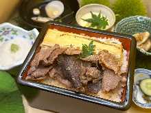Kobe beef sukiyaki-style and grilled eel combination box (Matsu)