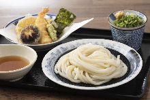 Tempura with noodles served on a bamboo strainer (soba noodles or udon)