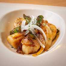 Scallops and asparagus grilled with butter