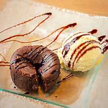 Fondant au chocolat and vanilla ice cream