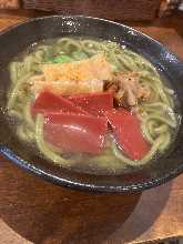 Wheat noodles topped with fried offal(matcha noodles)