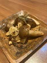 Garlic oil grilled Tamba shimeji mushrooms