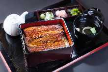Super Deluxe eel served over rice in a lacquered box Domestic eel The size of the eel is a whole tail.The size of the eel is a whole tail