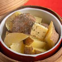 Steamed potatoes with butter