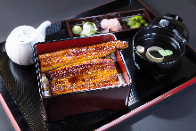 Regular eel served over rice in a lacquered box The size of the eel is three-quarters of a tail