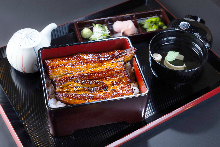 Delux eel served over rice in a lacquered boxThe size of the eel is three-quarters of a tail