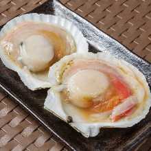 Hamayaki scallops (grilled scallops)