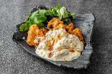 Fried chicken with vinegar and tartar sauce