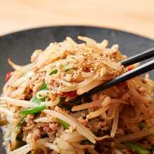 Stir-fried bean sprouts