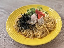 Noodles mixed with various meats and vegetables