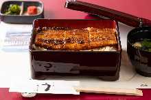 Eel served over rice in a lacquered box