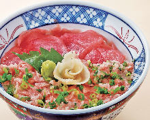 Raw fatty tuna and spring onion rice bowl