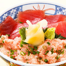 Raw fatty tuna and spring onion rice bowl