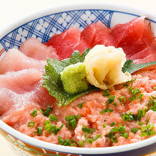 Raw tuna rice bowl