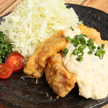 Fried chicken with vinegar and tartar sauce