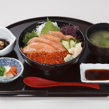 "Oyako" salmon roe and Japanese salmon rice bowl
