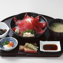 "Tekka" raw tuna rice bowl