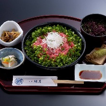 Raw fatty tuna and spring onion rice bowl