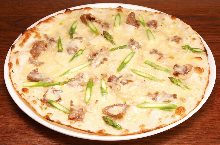 Beef tongue and asparagus pizza